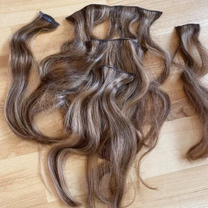 Löshår clips från Rapunzel of Sweden  - Allt på bilden ingår. Det är använt och klippt så därför säljer jag billigt. Håret är äkta och kan tvättas och stylas som ditt vanliga hår. Ca 35 cm långt. 