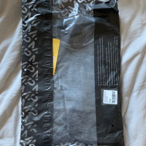 Grå långärmad tröja från MP - Säljer en snygg och bekväm grå långärmad tröja från MP. Perfekt för träning eller en avslappnad dag. Tröjan har en stilren design med mörkare grå partier på ärmarna och bröstet. Materialet är mjukt och stretchigt för bästa komfort. Passar perfekt till både shorts och träningsbyxor! Storlek xs. Helt ny i orginalförpackning 