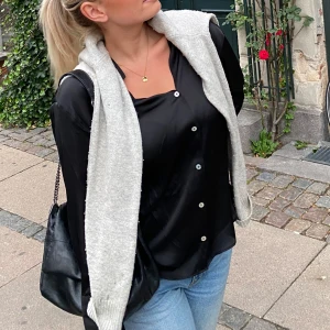 Svart satinblus - Snygg svart satinblus med knappar framtill. Så fin till både jeans eller att chilla i hemma!🤎