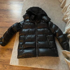 svart jacka missimo dutti - jättesnygg missimo dutti jacka som jag nu säljer då jag köpt en ny! skriv för mer frågor och bilder 🥰