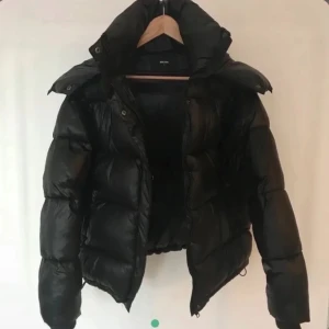Bik bok jacka - Super snygg och varm vinterjacka från bikbok💘 den har en defekt på höger arm (bild 3) men inget som syns när man har på sig den💞