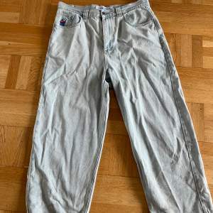 Ljusblåa big boy jeans. Hyfsat kondition med lite smuts och healdrag vid benöppningen men annars fin kondition. Har blivit lite uppsydd så sitter bra på någon runt 178-186 skulle jag säga. Skriv till mig dm vid frågor m.m