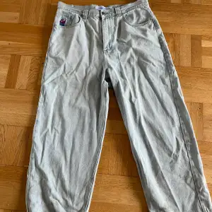 Ljusblåa big boy jeans. Hyfsat kondition med lite smuts och healdrag vid benöppningen men annars fin kondition. Har blivit lite uppsydd så sitter bra på någon runt 178-186 skulle jag säga. Skriv till mig dm vid frågor m.m