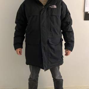 En varm North Face vinterjacka. Nästintill oanvänd och inga defekter.  Nypris ungefär 3800. Mitt pris 2999 priset är inte hugget i sten,skicka vid minsta lilla fråga! 