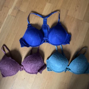 Hunkemöller bh - Massa Bh i bra skick till salu, skriv vid fler bilder, funderingar och den du vill köpa så gör jag en egen annons för den. Öppen för prisförslag för dem. ❤️