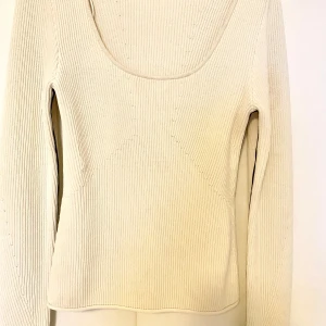 Vit topp -  Vit beige tropp från HM i bra skick, storlek S men passar bra om man är M.