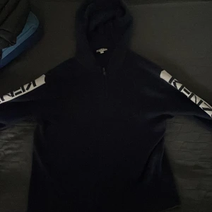 KENZO Långärmad tröja med luva - Säljer denna tvär feta mörkblåa KENZO långärmade tröjan med luva. Strl 14 ≈ typ XS. Köpt för 799:-. Ägt den i 5 månader. Själklart äkta. Använt sparsamt. Pris kan sjölvklart diskuteras. 