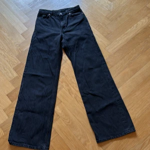 Vida svarta jeans - Vida svarta jeans i 5-ficksmodell. Bra skick.