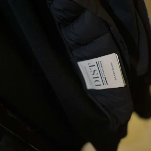 Moncler cardigan black label - En Moncler cardigan black label. Riktigt fräsch och fin jacka som är perfekt till våren och hösten. Den är i riktigt bra skick inte än enda skada osv.