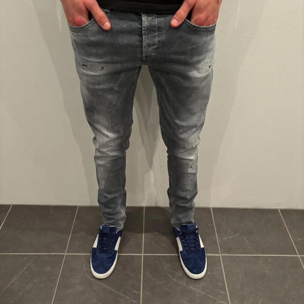 Dondup Jeans George! Trendigaste jeansen på marknaden.  Skick= 9,5/10 Ny pris= 4000 kr Säljs för= 1499 kr Modellen är destroyed från fabrik vilket är sjukt populärt . Jeans & Byxor.