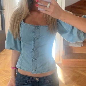 Hm denim blus  - Säljer denna så fina blus från hm! Lånade bilder. Storlek L men passar s-m oxå beroende på hur man vill att den ska sitta. 