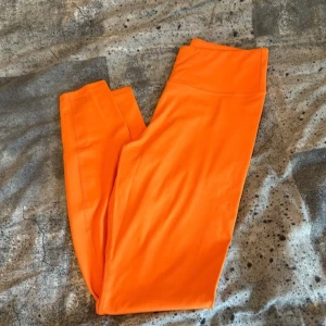 Tights  - Orange H&M träningstights i storlek M men passar även om man har storlek S, helt nya men utan prislapp, så dem är aldrig använda heller