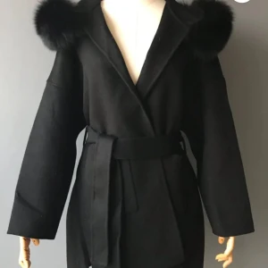 Svart vinterkappa i äkta rävpäls - oversize S  - Svart vinterkappa i äkta rävpäls. Endast använd fåtal gånger. I mycket gott skick! Köpt i storlek S men är i oversize.   Köpt från Fur Stockholm för 2200 kr. Pälsen är dessutom avtagbar. 