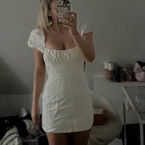 Vit klänning - Endast använd en gång och den är normal i storleken