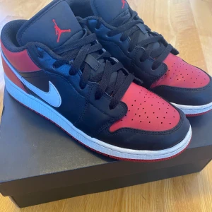 Air Jordan one - Säljer nu mina älskade jordans för jag har växt ut dom. Crease skydd följer med men om du inte vill ha dom i är de lätta att ta ut. Dom är köpta från Nike för 1200kr har original box. Dom är i fint skick säljer nu för halva priset.