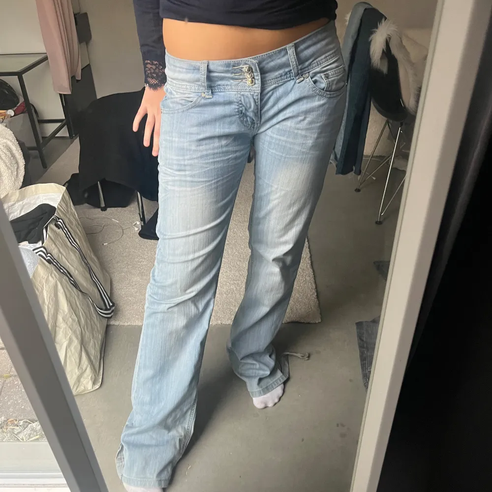 Vintage jeans. Lågmidjade och bootcut, jättefina men de är tyvärr försmå för mig. De har vanliga fickor. Jeans & Byxor.