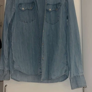 Jeansskjorta💙 - En jeansskjorta från lager 157 i storlek L och använd 1 gång💙💞 