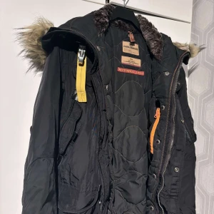 Parajumer jacka  - Säljer nu min parajumper jacka som användes under en vinter , den är i jätte bra skick, storlek s , köpt för 10 tusen , mitt pris 5 tusen , pris kan även diskuteras vid snabb affär