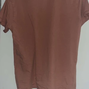 T-shirt - Brun t-shirt från lager 157 i storlek M🤎