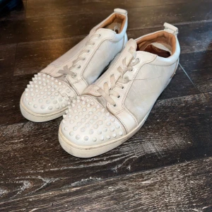 Christian Louboutin skor vit - Säljer dessa gamla Louboutins billigt eftersom att jag inte har boxen kvar och de är ganska använda. Alla spikarna är kvar men har inga extra skicket är på 6/10.