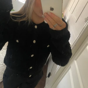 Kofta / Tröja  - Super fin kofta från h&m med silver knappar. Nästintill oanvänd. Använd gärna ” köp nu ”! 🥰🩷💕