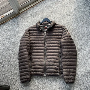 Colmar vinterjacka - Säljer denna feta colmar jacka perfekt nu till höst och vinter. Färg svart. Size 50 vilket motsvarar M.  Skick 8,5/10. Kan gå ner i pris vid snabb affär. Hör av dig vid minsta fundering 💯