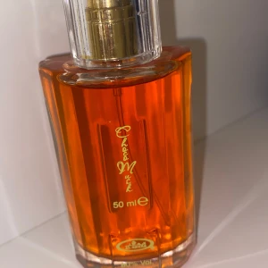 Parfym - En helt ny 50ml choco musk parfym från Al-Rehab med lukt av vanilj och choklad. Trendig parfym på tiktok och perfekt till hösten. Fick två i present därav ja säljer den ena💕