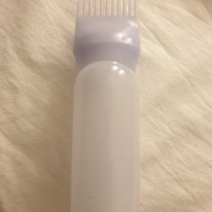 Applikatorflaska  - Applikatorflaska med kam. Perfekt för att applicera hårfärg, balsam eller oljor andra produkter. Säljs för 15