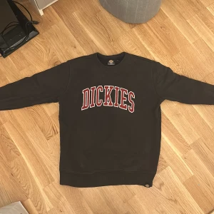 Dickies sweatshirt L - En snygg Dickies sweatshirt som använts sparsamt.