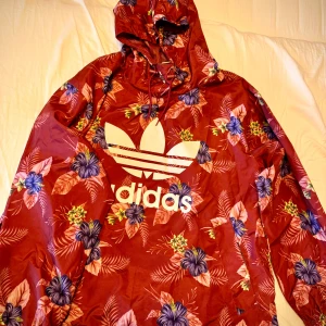 Sweatshirt  - Sportig Adidas Sweatshirt, storlek 2XL men passar en storlek M/L