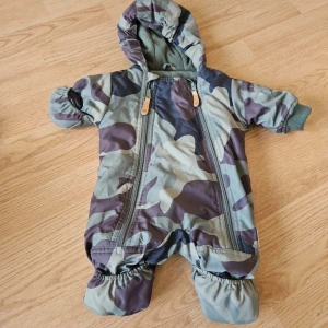 Fodrad baby overall kamouflage  - Overall i nyskick 😊🩷👌 lite mörkare än vad som syns på bilderna 😊