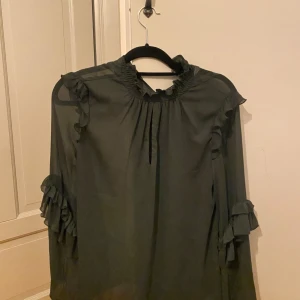 Blus - Super fin blus med volanger 💕