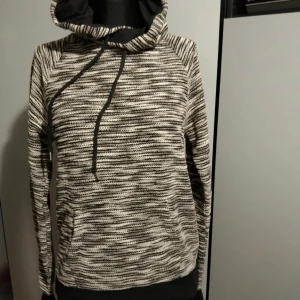 Hoodie  - Nyskick jättefin stilren tröja med lite omlott krage och mindre ficka fram 😊🩷