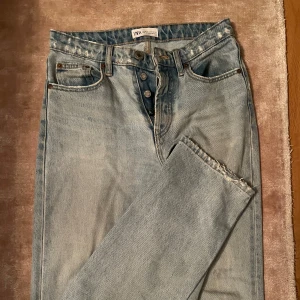 Ljusblå jeans från Zara - Säljer ett par ljusblå jeans från Zara i klassisk stil. De har en knappgylf och femficksdesign. Perfekta för vardagsbruk och kan matchas med nästan vad som helst. Passar alla årstider! Pris kan diskuteras!