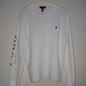 Ralph lauren tröja - Den passar ca 180 cm. Skicket är bra då den är sparsamt andvänd. Finns dock ett litet knappt märkbart håll i ena ärmen, skriv om ni vill ha bild på de. Skicket är ca 7/10 pga det.