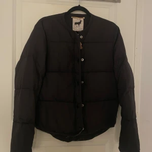 Jacka - Säljer denna fina vadderade jacka från märket Raindeer. Bra skick och passar perfekt till höst eller vinter!☺️