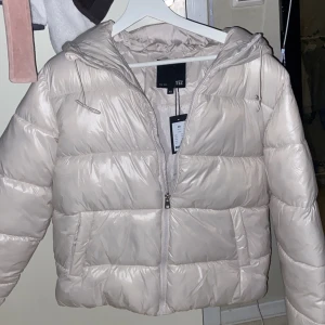Vinter jacka - Helt oanvänd vinter jacka. Köpte förra året men va för stor för mig. (Prislappen är kvar) ny pris är 500kr jag säljer för 400kr. Storlek xs. Den är jätte varm o perfekt till vinter. Även lite glansig. ❤️❤️