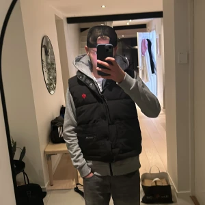 Canada Goose - Säljer denna för att de va väldigt längesen ja hade den på mig så den har legat i gaderoven ett tag, skick 7,5/10 knapparna e lite sega och den kan kännas lite sliten men de funkar fortfarande perfekt, jag är 1,77 och på mig är den för liten.