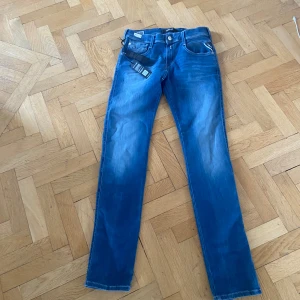 Replay anbass jeans (helt nya) - Storlek: W30, L32 Helt nyköpta och oanvända med märkeslappar kvar Inga defekter alls 