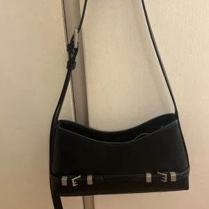 Handväska  - Säljer denna handväska som är använd en gång, går att ställa in den litegrann men en axelväska. Ifrån Gina Tricot. Nypris 350, mitt pris 200