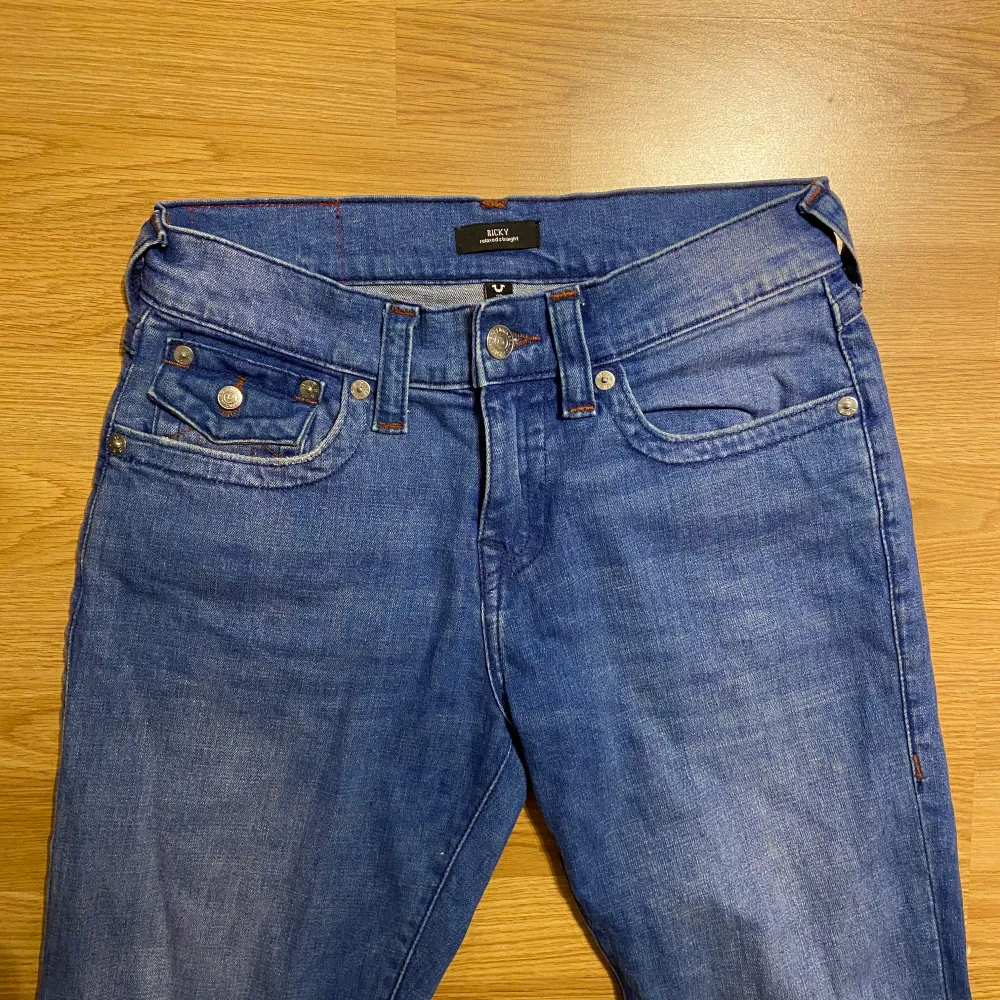 Så fina jeans i unik färg/stygn men kommer tyvärr inte till användning! Skriv om ni har några fler frågor. Midjemått över: ca 41 cm Benlängd: ca 84 cm. Jeans & Byxor.