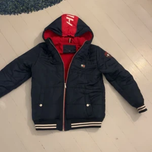 Tommy hilfiger jacka - Fet vinterjacka att ha till vintern och kallare dagar❄️ Skick 9/10 använt väldigt få gånger!  Storleken är xl i barnstorlek så S men passar M i herrstorlek