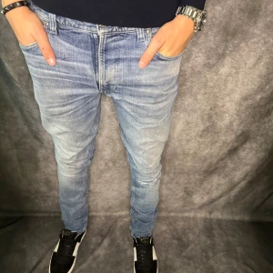 Nudie Lean Dean jeans  - // Nudie jeans modell: Lean Dean | Riktgt sköna med fabriksgjord slitning på knät | Storlek W31/L34 | Benlängd: 107cm / Midja: 43cm | Nypris runt 1600kr | Kontakta för fler frågor eller funderingar // Deluxecloset