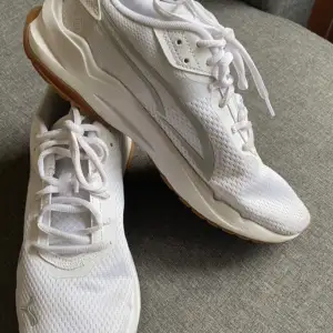 Sneakers Puma strl 41 (UK 7,5) använda en gång, säljes pga fel storlek  Innermått 26,5cm Kommer från djur-och rökfritt hem