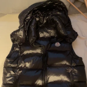 Moncler Väst - Använt västen typ 3-4 gånger men vill inte ha den längre.