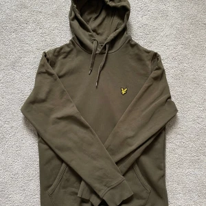 Lyle & Scott grön hoodie - Tja säljer nu en snygg luvtröja från Lyle & Scott. Hoodie är i bra skick med inga hål och inga missfärgningar. Kontakta bara mig om ni har några frågor