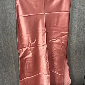 Säljer en superfin rosa långkjol i satin. Den har en elegant glans och är perfekt för festliga tillfällen. Kjolen är i nyskick och har en smickrande passform. Perfekt för att glamma upp din garderob! 💖