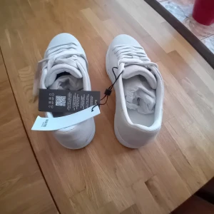 Nya Skor by Selected Homme SLHDavid Chunky Sneakers Stl 40 - Selected Homme SLHDavid  Jag säljer ett par helt nya Skor by Selected Homme SLHDavid Chunky Sneakers i en stilren vit färg. Dessa sneakers är eleganta, bekväma och perfekta för både vardagsbruk och mer avslappnade tillställningar. Storlek 40