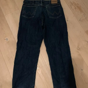 Wrangler jeans - Storlek 36/32 Bred modell Använt skick Mjuka och sköna
