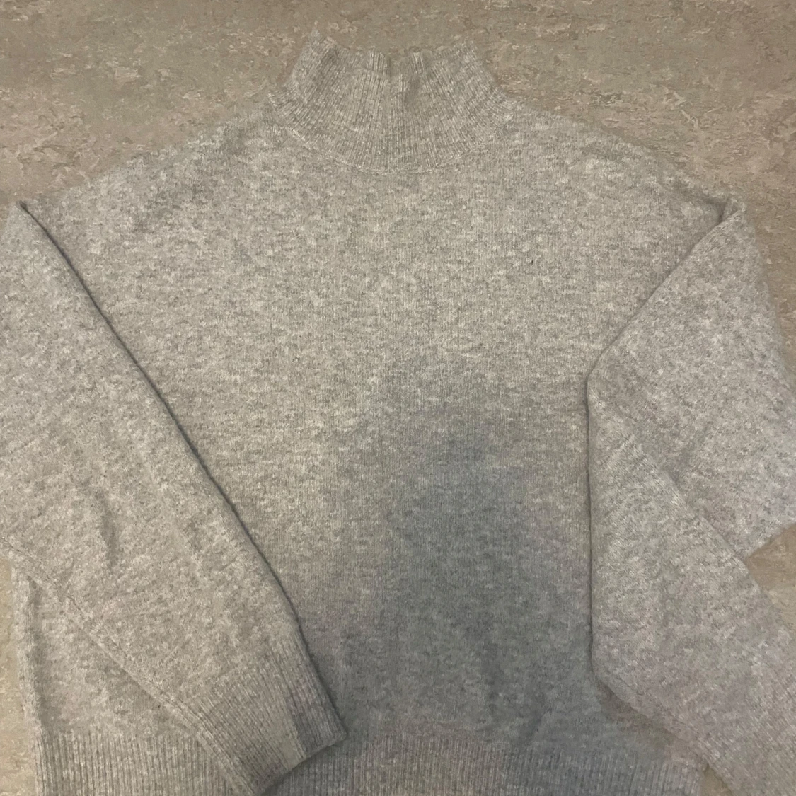 Grå stickad tröja  - 90